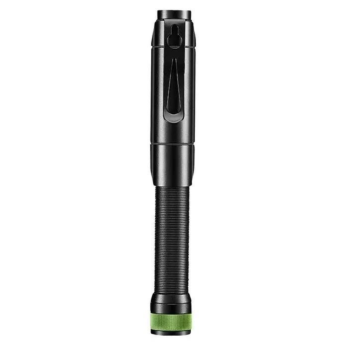 GP Taschenlampe C34 - 85 lm - 550 lm, IPX4 - Nahaufnahme einer schwarzen Taschenlampe mit einem grünen Griff. Ideal für Camping und Outdoor-Aktivitäten.