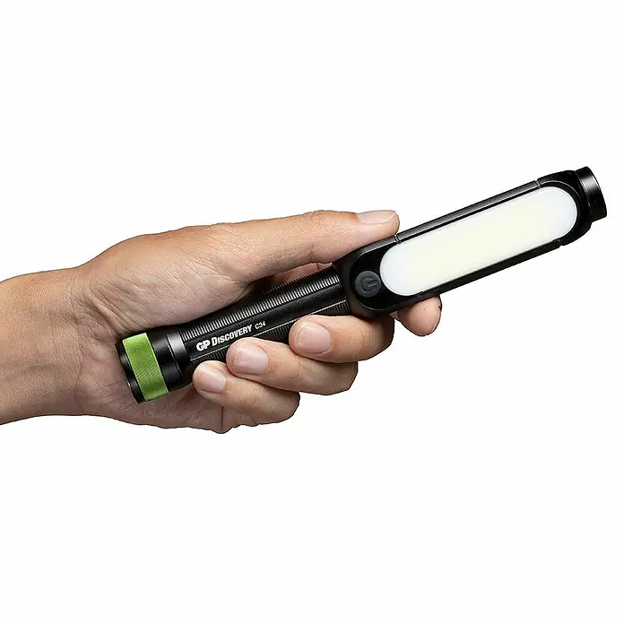 GP Taschenlampe C34 - 85 lm - 550 lm, IPX4 - Hand hält eine GP Discovery C34 LED-Arbeitsleuchte, die hell leuchtet und sich ideal für Werkstattarbeiten eignet.