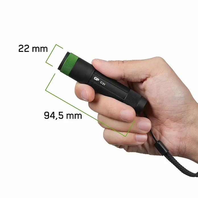 GP Taschenlampe C31X - 100 lm, IPX4 - Nahaufnahme einer GP C-31 Taschenlampe in einer Hand, mit Größenangaben.