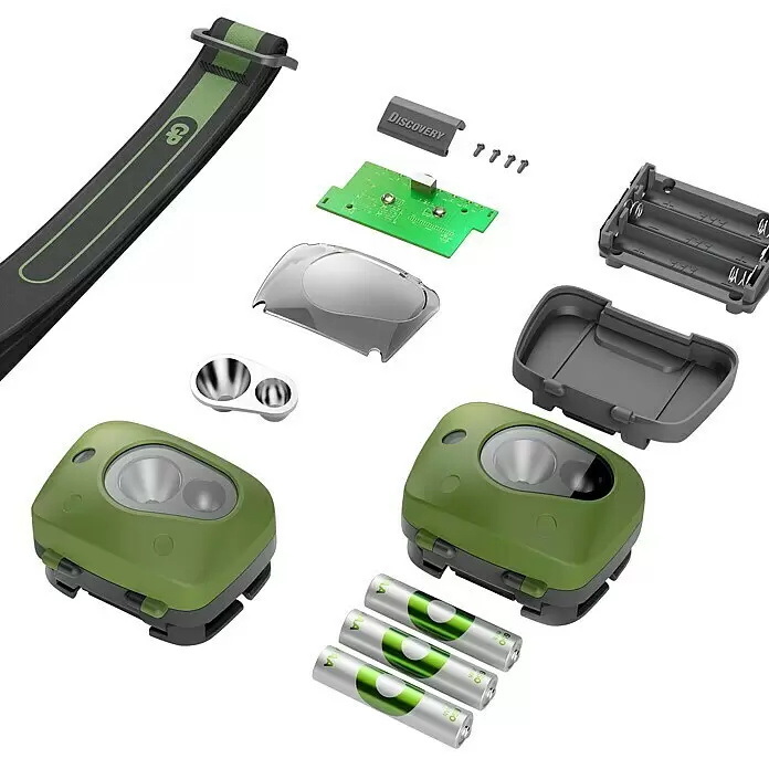 GP Stirnlampe CH43 - 61 x 47 x 37,3 mm, 35 lm - 150 lm, IPX4 - Explosionszeichnung einer grün-grauen Stirnlampe mit Batterien, Gurt, Platine und Gehäuse. Eine montierte Einheit ist ebenfalls abgebildet.