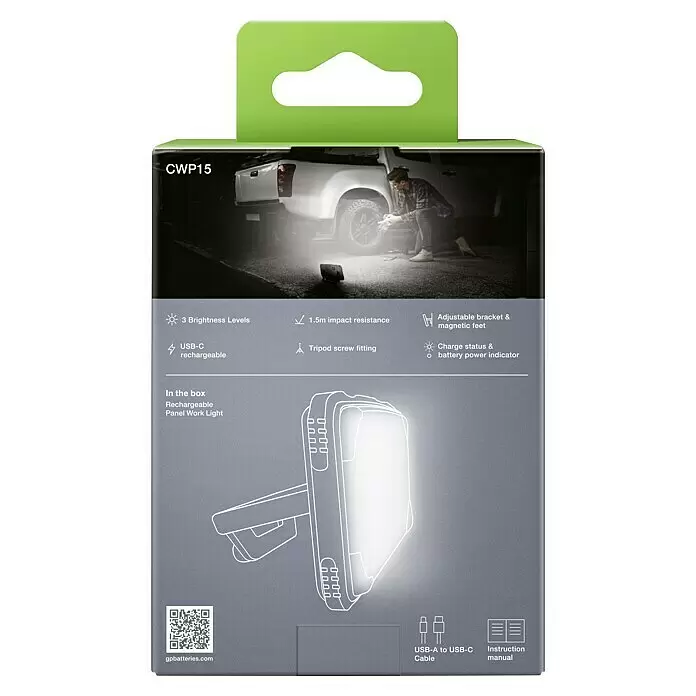 GP LED-Arbeitsleuchte CWP15 - 25 lm - 1.200 lm, Lichtfarbe: Neutralweiß, IPX7 - Graue und grüne Verpackung für eine CWP15 Arbeitsleuchte, die einen Mann zeigt, der das Licht an einem LKW-Reifen benutzt.
