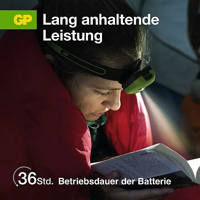 GP Stirnlampe CH43 - 61 x 47 x 37,3 mm, 35 lm - 150 lm, IPX4 - Grüne und schwarze GP Stirnlampe, getragen von einer Person beim Buchlesen. Bietet 36 Stunden Akkulaufzeit.