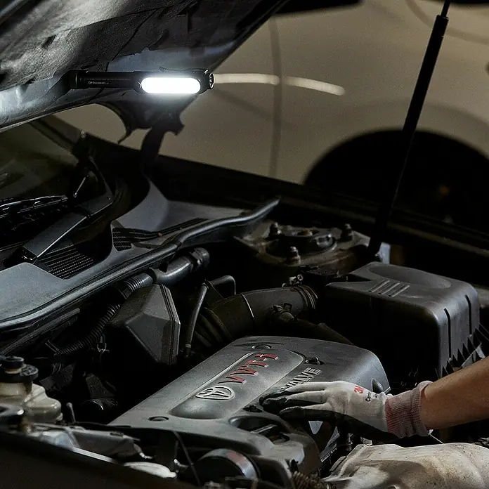 GP Taschenlampe C34 - 85 lm - 550 lm, IPX4 - Die LED-Arbeitsleuchte beleuchtet den Motorraum eines Autos und bietet hervorragende Sicht bei Reparaturen und Wartungsarbeiten.