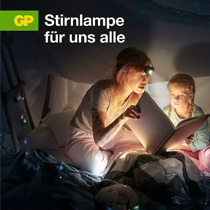GP Stirnlampe CH43 - 61 x 47 x 37,3 mm, 35 lm - 150 lm, IPX4 - Grüne Stirnlampe, von einer Frau getragen, die einem Kind in einem gemütlichen Zelt vorliest.