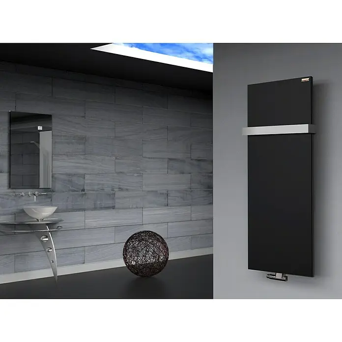 Szagato Designheizkörper Manhattan 2 - B x H: 470 x 1.200 mm, Wärmeleistung bei Vorlauftemperatur von 75 °C (D: 50): 799 W, Schwarz, Mit 1 Handtuchhalter (50 mm) - Elegantes Badezimmerdesign mit einem modernen, schwarzen Handtuchwärmer und stilvollen Details, die eine luxuriöse Atmosphäre schaffen.