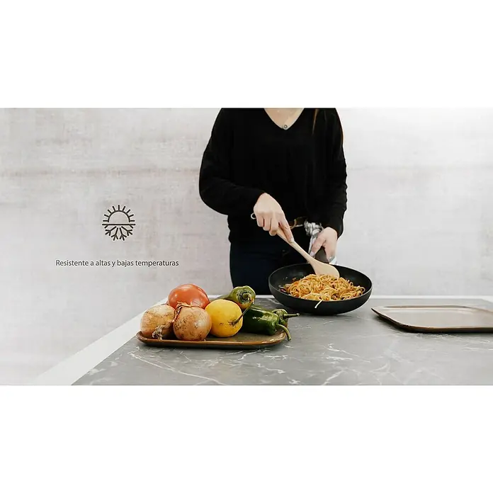 Mesa de jardín Mistral - L x An x Al: 192 x 102 x 74 cm, Aluminio/Cerámica, Antracita - Una persona cocina con verduras y fideos en una sartén sobre una encimera de cocina resistente al calor.