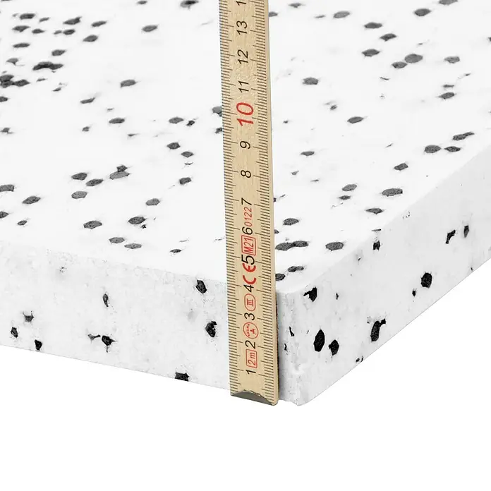 Mehrzweckdämmplatte WI/DI 040 - Stärke: 40 mm, Expandiertes Polystyrol (EPS), Wärmeleitstufe: 040 - Die Aufnahme zeigt ein Stück Dämmmaterial, dessen Dicke mit einem Zollstock gemessen wird, um die Materialstärke zu bestimmen.