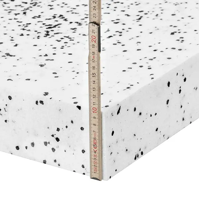 Mehrzweckdämmplatte WI/DI 040 - Stärke: 100 mm, Expandiertes Polystyrol (EPS), Wärmeleitstufe: 040 - Ein Stück offenporiger Schaumstoff wird mit einem Holzgliedermaßstab gemessen, der eine Höhe von ca. 20 cm anzeigt.