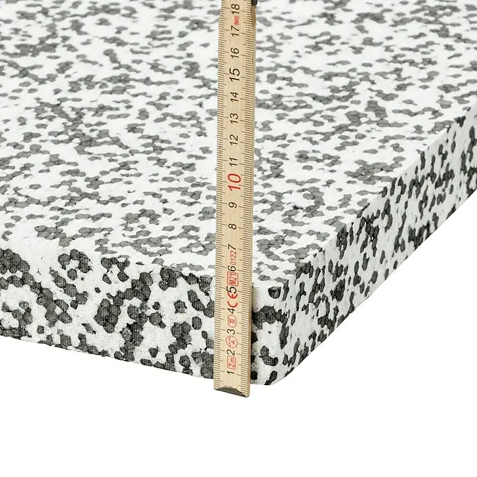Mehrzweckdämmplatte DEO/WAB 040 - Stärke: 50 mm, Expandiertes Polystyrol (EPS), Wärmeleitstufe: 040 - Nahaufnahme einer Dämmplatte mit einer Dicke von 17 cm, gemessen mit einem Zollstock.