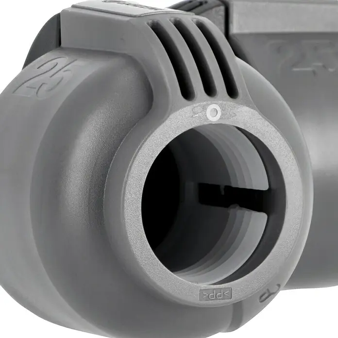 Gardena Sprinklersystem L-Stück - Durchmesser: 25 mm - Detailaufnahme eines grauen Kunststoff-Rohrverbindungsstücks mit der Aufschrift "25" und ">PP<", das die robuste Bauweise und Funktionalität hervorhebt.