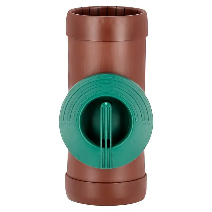 Regensammler Inox - Braun, Grün, Größe Anschluss: 32 mm - Braunrohr-Regenrinnenauslass mit grünem Verschluss, mit “Open”- und “Close”-Markierungen.