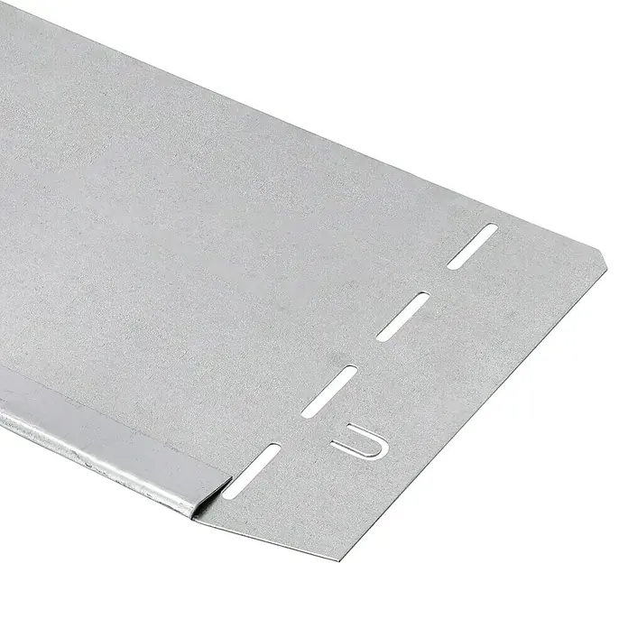 Bellissa Rasenkante - Metall, Verzinkt - Nahaufnahme eines verzinkten Dachblechs mit präzisen Aussparungen, ideal für die sichere Dachentwässerung und dauerhaften Schutz vor Witterungseinflüssen.