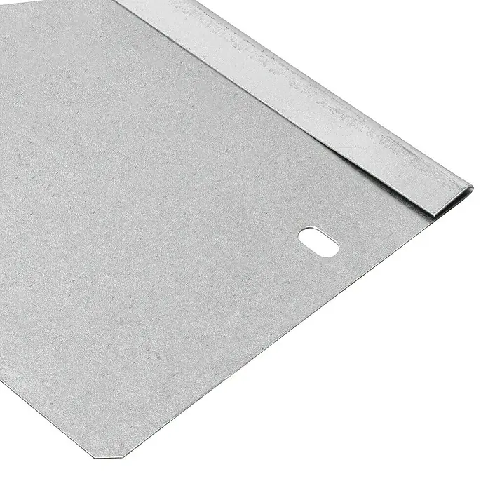 Bellissa Rasenkante - Metall, Verzinkt - Nahaufnahme einer silbernen Metallplatte mit einem Schlitz und einer gefalteten Kante, die Robustheit und Präzision des Produkts hervorhebt.