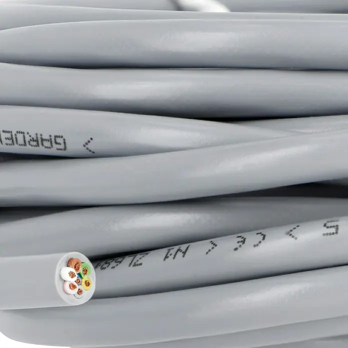 Gardena Sprinklersystem Verbindungskabel 24 V - 15 m - Nahaufnahme eines grauen Installationskabels mit freiliegenden Adern, ideal für Elektroinstallationen und Hausverkabelung.