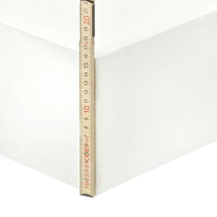 WDVS-Dämmplatte 034 - Stärke: 160 mm, Expandiertes Polystyrol (EPS), 0,033 W/(mK) - Nahaufnahme eines Messstocks, der auf einer weißen Oberfläche liegt und die Maße anzeigt. Präzisionswerkzeug für genaue Messungen.