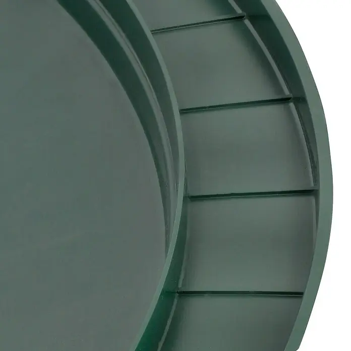 Garantia Basic Line Deckel - Passend für: 510 l Regentonnen Rund, Kunststoff - Nahaufnahme einer runden grünen Glasplatte mit erhöhten Rändern und mehreren Fächern, die auf dem Glas angeordnet sind.