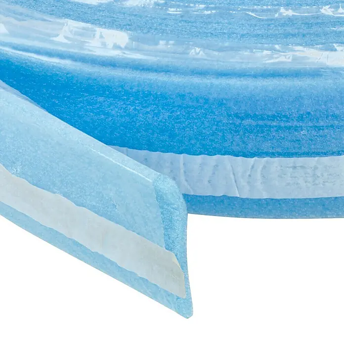 Profi Depot Randdämmstreifen - L x B x H: 50 m x 100 mm x 8 mm, Polyethylen, Selbstklebend - Nahaufnahme von blauem Schaumstoff-Kantenschutz mit weißem Klebestreifen, ideal zum Schutz von Oberflächen vor Beschädigungen.