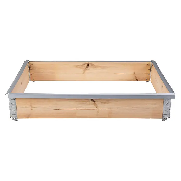 Gardol Hochbeetumrandung PalettenrahmenL x B x H: 120 x 80 x 20 cm, Holz, Natur - Ein rechteckiger Bausatz für ein Hochbeet aus hellem Holz mit einer grauen Metallumrandung und Metallverbindungsstücken an den Ecken.