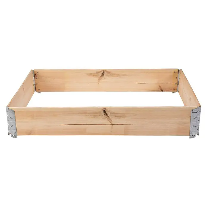 Gardol Hochbeetumrandung PalettenrahmenL x B x H: 120 x 80 x 20 cm, Holz, Natur - Nahaufnahme eines erhöhten Gartenbeets aus Holz mit Metallecken, das sich ideal für den Anbau von Pflanzen eignet.