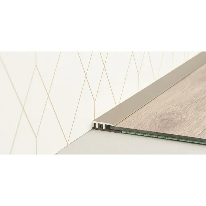 LOGOCLIC Abschlussprofil 324 - Edelstahl matt, 0,9 m x 21 mm, Montageart: Stecken - Nahaufnahme eines stilvollen Übergangsprofils zwischen Bodenbelägen, das Funktionalität und modernes Design vereint.