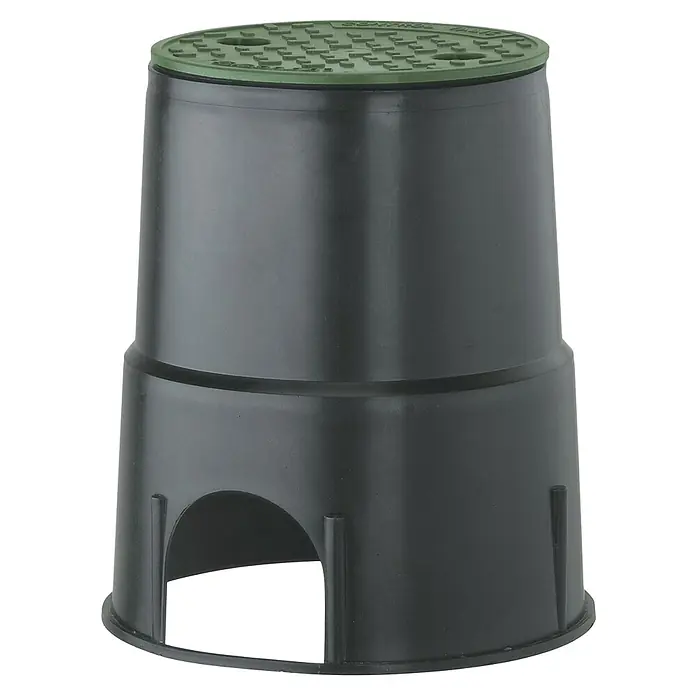 Gardena Sprinklersystem Ventilschacht - 19,5 x 8 cm - Nahaufnahme einer dunkelgrauen, zylindrischen Ventilkappe mit grünem Deckel für Bewässerungsanlagen auf schwarzem Hintergrund.
