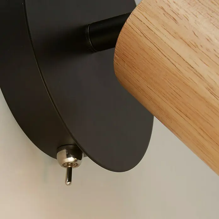 Searchlight Spinny Deckenstrahler - 60 W, L x B x H: 12 x 12 x 15 cm, Schwarz, E27, 1 Stk. - Nahaufnahme einer stilvollen Wandleuchte mit schwarzer Halterung und Holzakzent, die modernes Design und Funktionalität vereint.
