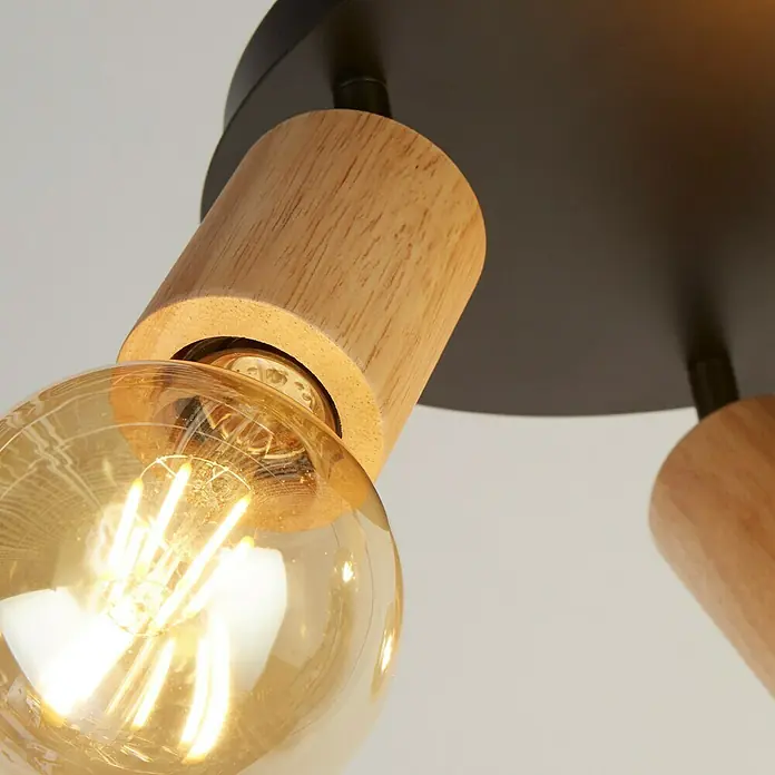 Searchlight Spinny Deckenstrahler - 180 W, L x B x H: 42 x 42 x 15 cm, Schwarz, E27, 3 Stk. - Nahaufnahme einer Deckenleuchte mit braunem Holz und goldener Glühbirne, die ein warmes Licht ausstrahlt.