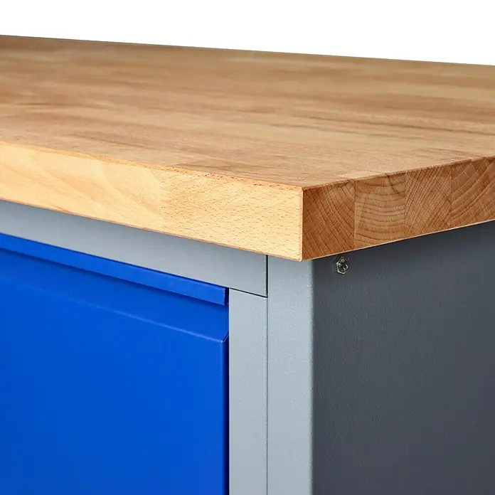 Küpper Profi Modul System Basismodul groß - L x B: 70 x 184 cm, Arbeitshöhe: 89 cm, Hammerschlag-Silber - Detailansicht eines Werkstattschranks mit blauer Schublade, grauer Karosserie und einer Arbeitsplatte aus hellem Holz.