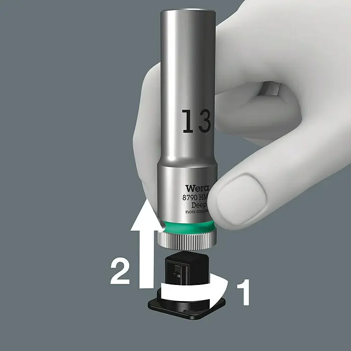 Wera Steckschlüssel-Set 8790 HMA - 9 -tlg., Antriebsgröße: ¼″ - Eine Wera 8790 HM Deep Steckschlüssel Nuss wird auf einen Adapter gesetzt, mit Pfeilen für die Drehrichtung und das Aufsetzen.