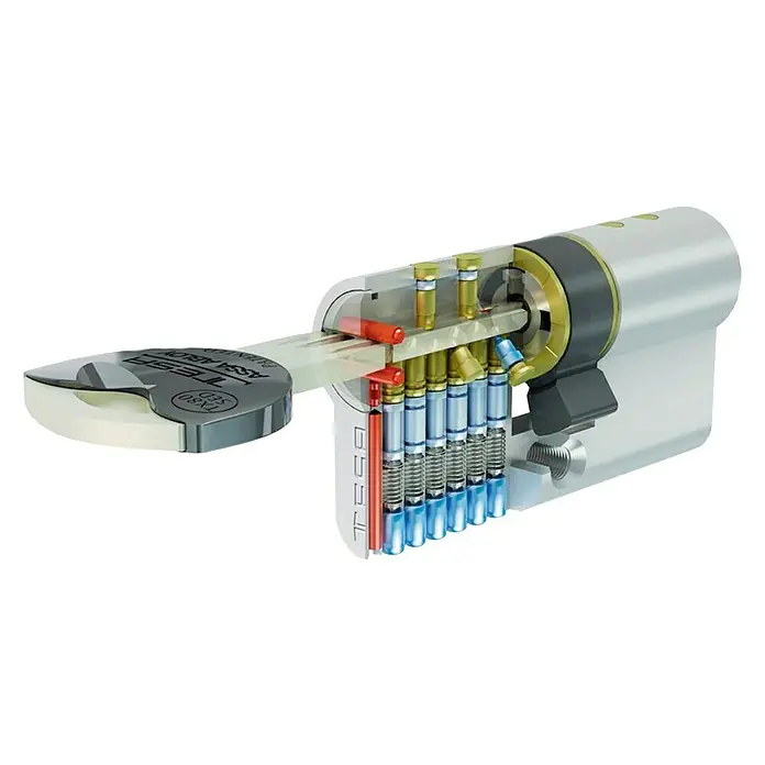 Tesa Assa Abloy Cilindro de perfil de seguridad TX80 - Número de llaves: 5 ud., Longitud total interior/exterior: 30/40 mm, Níquel - Sección transversal de un cilindro de bloqueo TESA con una llave insertada, que revela los mecanismos internos y el funcionamiento del bloqueo.