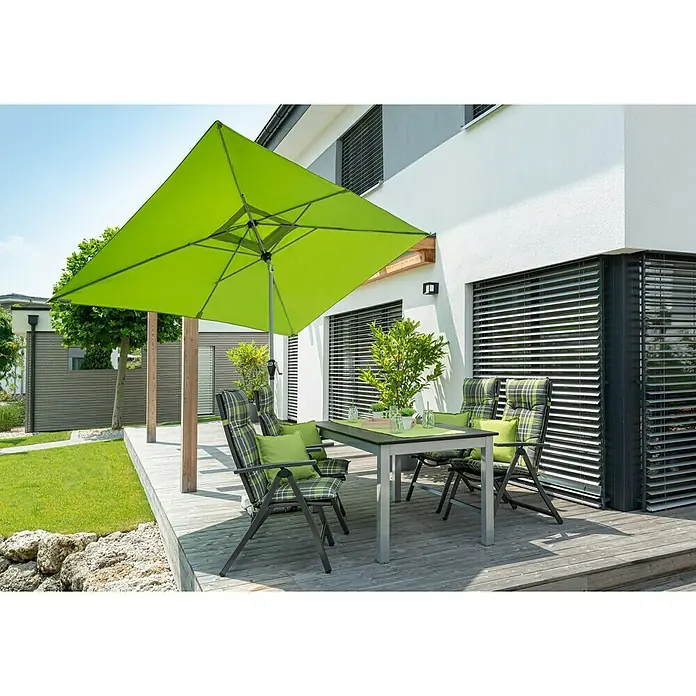 Doppler Active Marktschirm Auto Tilt - Fresh Green, Bespannungsmaß (L x B): 300 x 200 cm - Stilvolle Gartensitzgruppe mit einem grünen Sonnenschirm, Tisch und vier Stühlen auf einer Holzterrasse für entspannte Stunden im Freien.