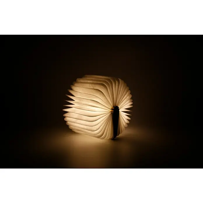 Voltomat LED-Nachtlicht Book - Braun/Transparent, 2,5 x 9 x 12,3 cm, RGBW - Nahaufnahme einer geöffneten Buchlampe, die warmes Licht in einem dunklen Raum ausstrahlt und eine gemütliche Atmosphäre schafft.