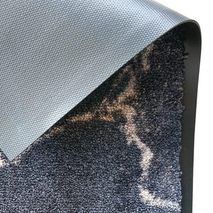 SCHÖNER WOHNEN-Kollektion Fußmatte Marmor - Anthrazit/Braun, 100 x 67 cm - Detailaufnahme einer Fußmatte mit abstraktem Muster und rutschfester Unterseite. Ideal für den Innenbereich.