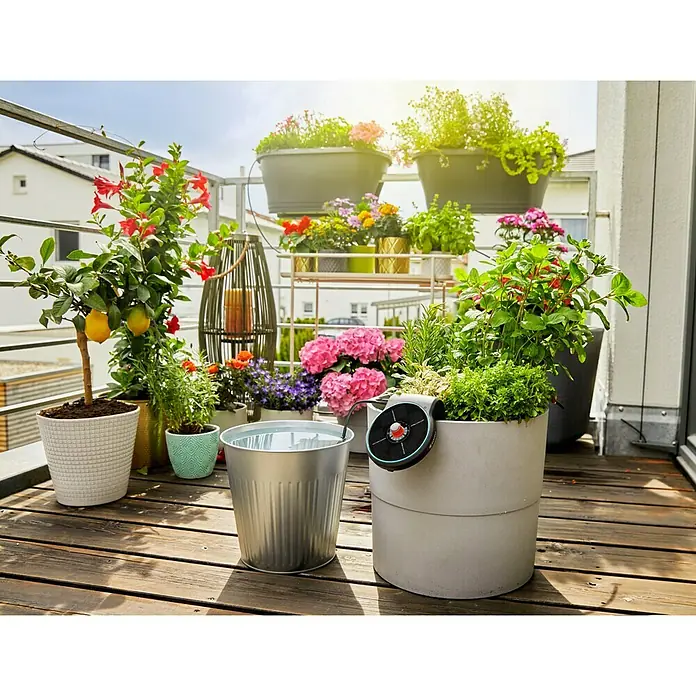 Gardena Bewässerungssteuerung AquaBloomSolarbetrieben - Blumenbewässerungssystem für den Balkon mit Pflanzen und Eimer. Bewässern Sie Ihre Blumen mit dem Bewässerungsset.