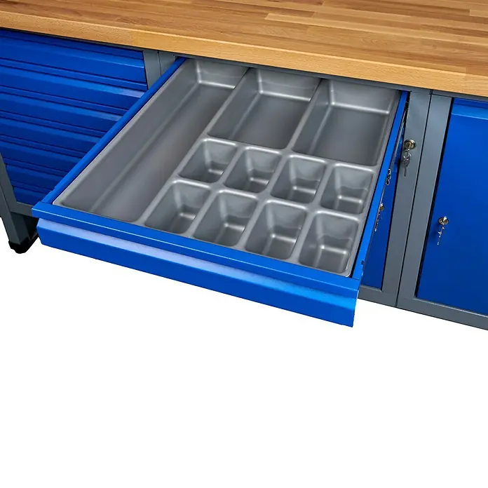 Küpper Schubladenunterteilung Universal - Passend für: Küpper Modulsystem - Schublade einer Werkbank mit Werkzeugablage. Die Werkbank hat eine Holzplatte und blaue Schubladen und Schränke.