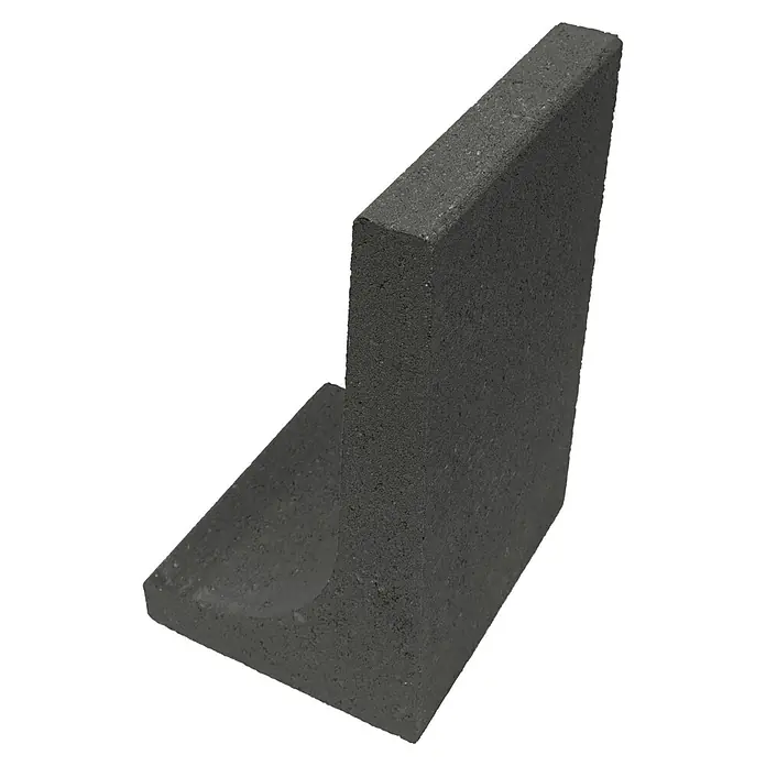 Christoph L-Stein - Anthrazit, 25 x 22 x 39,8 cm, Stärke: 4,3 cm - Nahaufnahme eines Pflastersteins in L-Form, ideal für Gartenwege und dekorative Landschaftsgestaltung. Seine robuste Textur ergänzt jede Außenanlage.