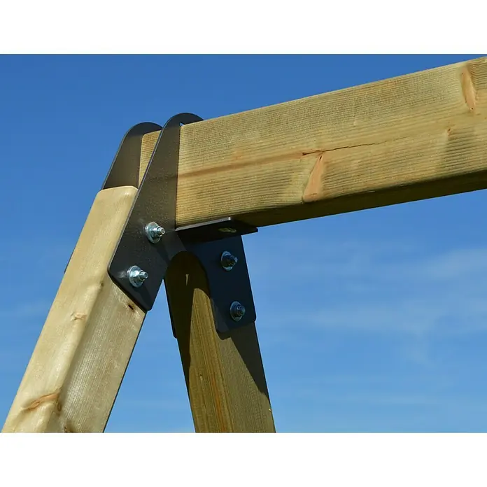 Wendi Toys Kinderspielturm Flamingo - Natur/Rot - Detailansicht einer Holzkonstruktion, die mit stabilen, schwarzen Metallverbindungsstücken und Bolzen befestigt ist. Der blaue Himmel ist im Hintergrund.