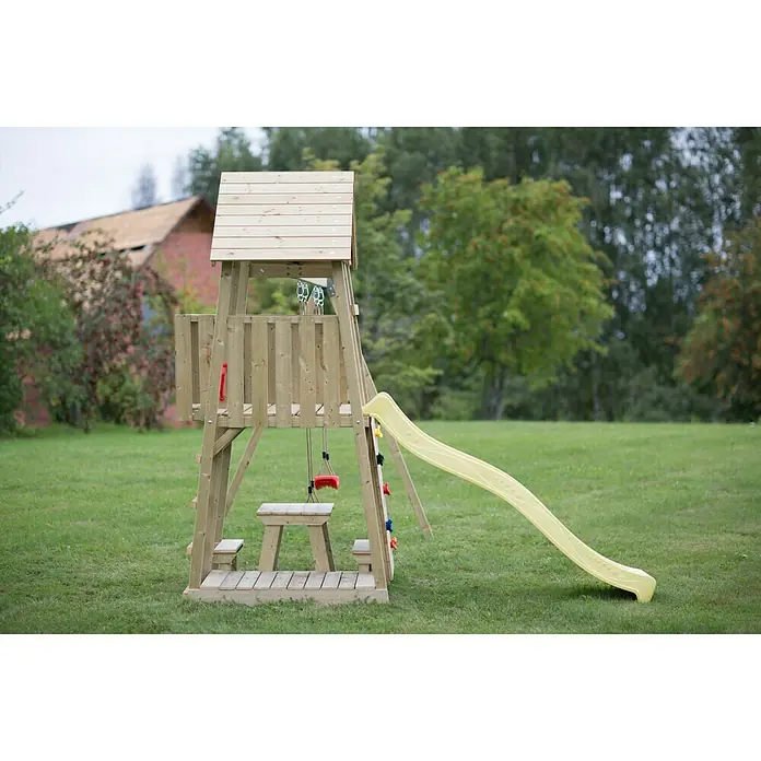 Wendi Toys Kinderspielturm Giraffe - Natur/Gelb - Ein hölzernes Spielhaus mit Rutsche, Schaukel und Picknicktisch auf einem grünen Rasen. Ideal für Kinder zum Spielen im Freien.