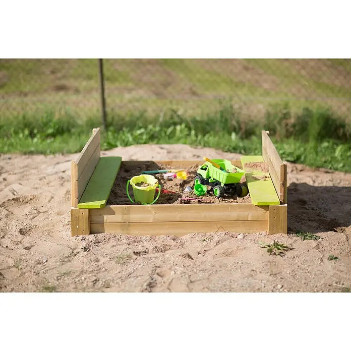 Wendi Toys Sandkasten Deluxe - 120 x 120 x 25 cm, Holz, Natur/Grün - Ein hölzerner Sandkasten mit grün gestrichenen Sitzen und Spielzeug darin, umgeben von Sand. Ideal für Kinder zum Spielen im Freien.