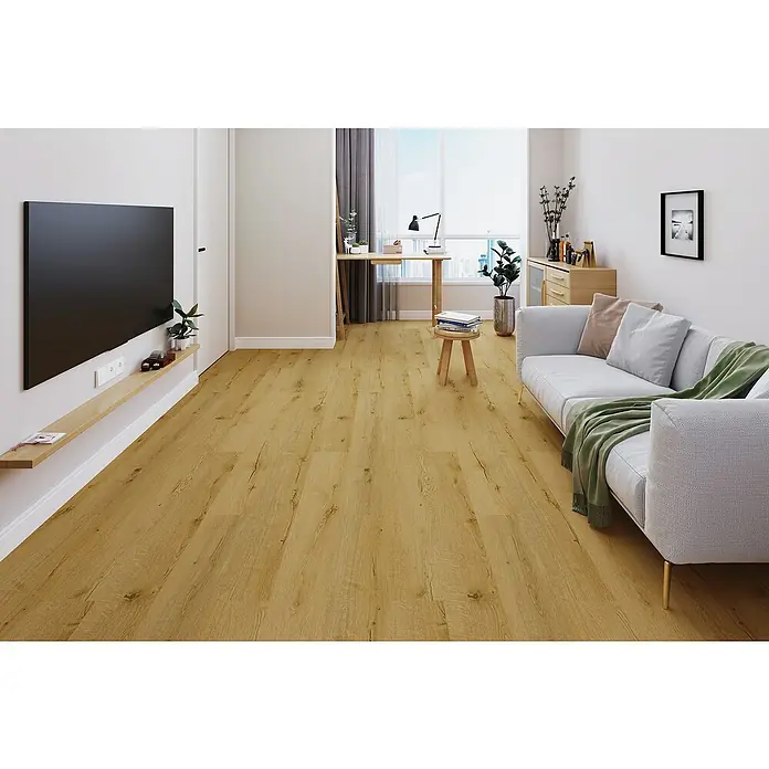Vinylboden Rigid - Eiche Natur Rustik, Landhausdiele, 1.220 x 180 x 3,5 mm - Helles, modernes Wohnzimmer mit einem Fernseher an der Wand, einer Couch mit Decke und einem hellen Holzboden, der Wärme ausstrahlt.