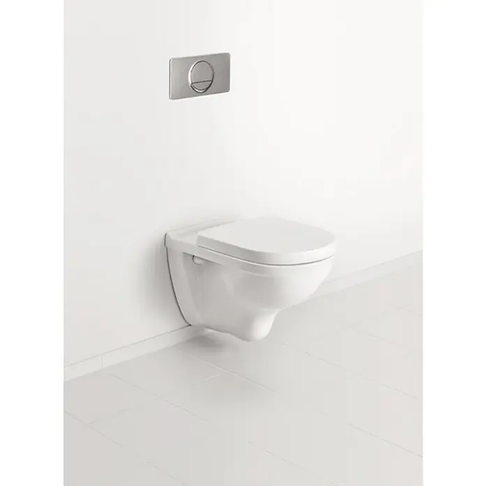 Villeroy & Boch O.novo Wand-WC-Set - Spülrandlos, Mit schmutzabweisender Glasur, Spülform: Tief, WC Abgang: Waagerecht, Weiß - An der Wand montierte weiße Toilette mit silberner Spültaste, die ein elegantes Badezimmerdesign ausstrahlt. Die sauberen Linien unterstreichen das moderne Aussehen.