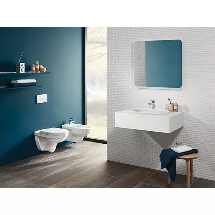 Villeroy & Boch O.novo Wand-WC-Set - Spülrandlos, Mit schmutzabweisender Glasur, Spülform: Tief, WC Abgang: Waagerecht, Weiß - Modernes wandhängendes WC, Bidet und Waschbecken aus weißer Keramik in einem stilvollen Badezimmer.