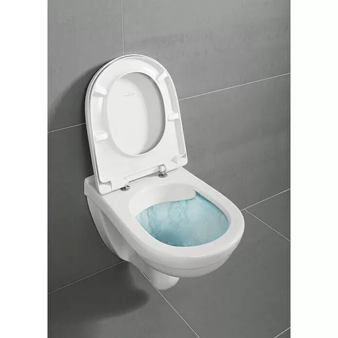 Villeroy & Boch O.novo Wand-WC-Set - Spülrandlos, Mit schmutzabweisender Glasur, Spülform: Tief, WC Abgang: Waagerecht, Weiß - Weißes Keramik-Wand-WC mit geöffnetem Sitz und Deckel, Wasser spült im Becken.