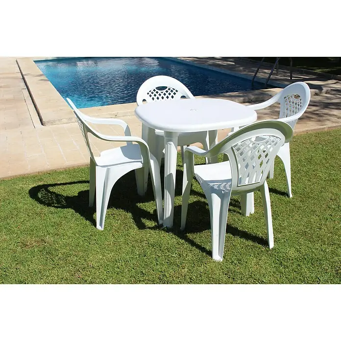 Mesa de jardín redonda Cancún - Ø x Al: 80 x 73 cm, Blanco, Apilable - Imagen de una mesa de jardín blanca con cuatro sillas. Ideal para relajarse al aire libre o junto a la piscina.