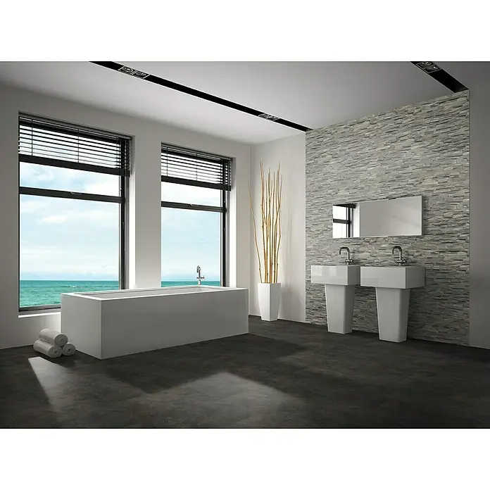 Indo Wandpaneel 3D Wall Beachwood Gun Smoked - 610 x 150 x 10 mm, 1,006 m² - Modernes Badezimmer-Interieur mit Badewanne, Doppelwaschbecken und Meerblick durch die großen Fenster. Elegantes Design mit stilvoller Einrichtung.