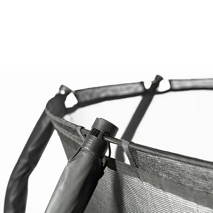 Salta Trampolin Premium Black Edition - 396 x 244 cm, Schwarz - Detailaufnahme eines schwarzen Trampolinnetzes, das an einer Stange befestigt ist.
