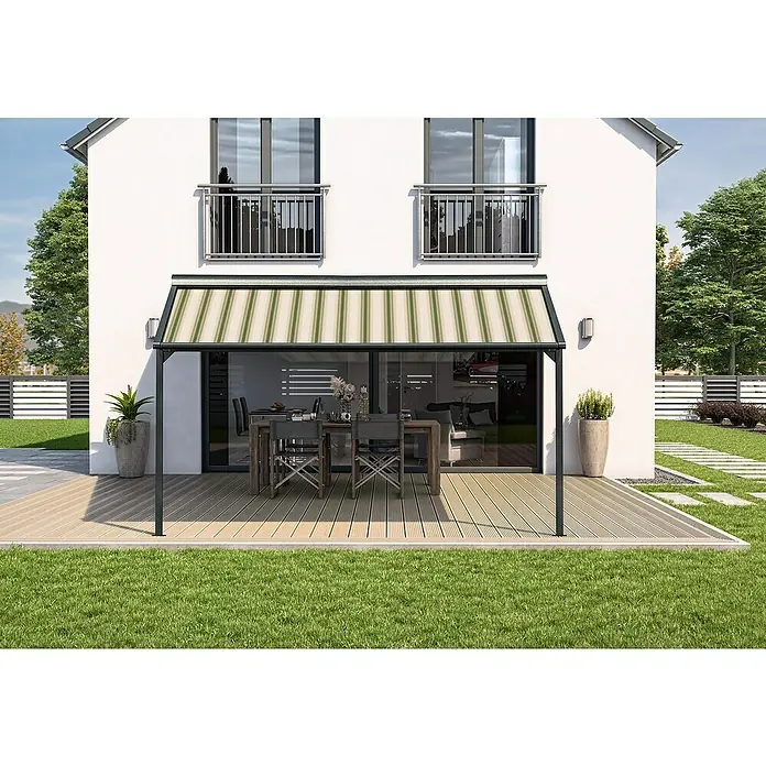 Solid Elements Pergolamarkise Schattino-S 320B70Breite: 4,5 m, Ausfall: 2 m - Eine Terrassenüberdachung mit grün-weiß gestreiften Markisenstoff bietet einen schattigen Platz für eine Sitzecke im Freien. Das moderne Design passt gut zu dem Haus.