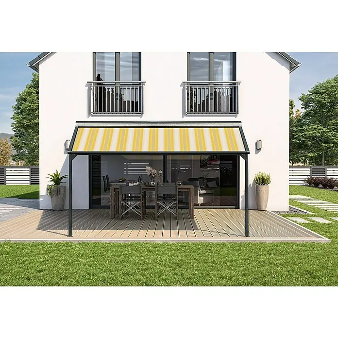 Solid Elements Pergolamarkise Schattino-S 30A774Breite: 6 m, Ausfall: 3 m - Eine gelb-weiß gestreifte Terrassenüberdachung bietet Schutz vor Sonne und Regen, während sie einen stilvollen Akzent im Garten setzt.