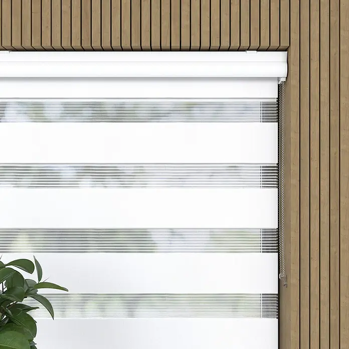 Expo Ambiente Doppelrollo mit KassetteB x H: 90 x 130 cm, Weiß, Tageslichtdurchlässig - Nahaufnahme einer weißen Doppelrollo mit horizontalen Streifen vor einer Holzwand, die eine moderne Fensterdekoration zeigt.