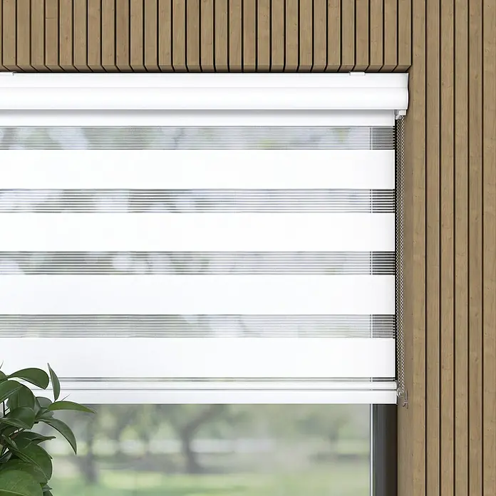Expo Ambiente Doppelrollo mit Kassette - B x H: 90 x 220 cm, Weiß, Tageslichtdurchlässig - Eine moderne Zebra-Rollo in Weiß und Grau vor einem Fenster, das ein stilvolles Ambiente schafft und gleichzeitig Privatsphäre bietet.